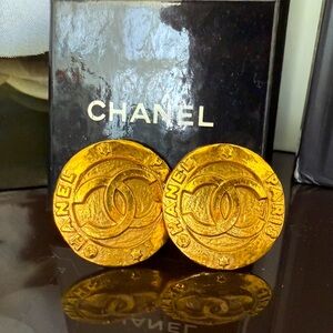 LOT 2132 24K gold plated CHANEL vintage clip on earrings